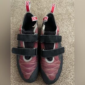 Mens Climbing Shoes - Black and Red